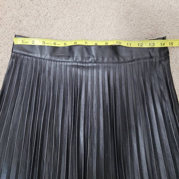 Lulus Faux Leather Skirt Size M - Picture 4 of 8